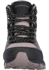 Bottes de randonnée noires et grises avec un dessus texturé, un embout renforcé et des lacets à motifs, arborant le logo "ENDURANCE" sur la languette.