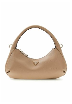 Sac à main en cuir beige texturé avec poignée incurvée, fermeture éclair, plaque triangulaire avec le logo Guess centrée à l’avant.