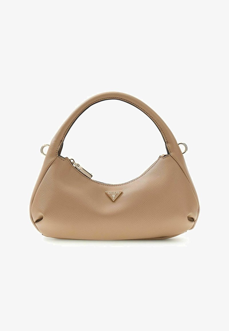Sac à main en cuir beige texturé avec poignée incurvée, fermeture éclair, plaque triangulaire avec le logo Guess centrée à l’avant.