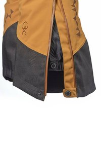 Ruskea ja musta takki vetoketjulla edessä, kontrastoivilla tekstuureilla, logolla ja nepparikiinnityksillä helman kohdalla. Ominaisuuksiin kuuluu geometrisia kuvioita.