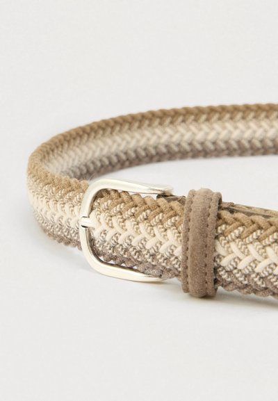 Ceinture en tissu tressé aux tons beige et brun avec boucle rectangulaire en argent et passant en daim sur fond uni.