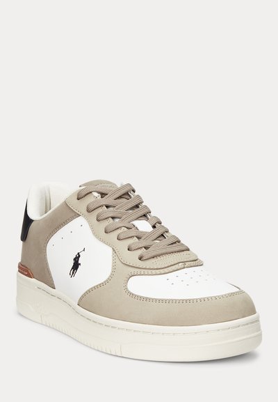 Męski niskoprofilowy sneaker w kolorze beżowo-białym z beżowymi sznurowadłami, perforowanym noskiem, logo Polo po boku i grubą białą podeszwą.