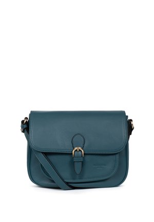 Borsa a tracolla in pelle color turchese con chiusura a patta, tracolla regolabile e hardware in tonalità oro. Texture liscia, forma rettangolare.