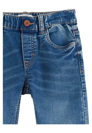 Jeans in denim di blu medio con un aspetto sbiadito, dotati di una tasca frontale, cuciture impunturate e una chiusura con bottone marrone in vita.