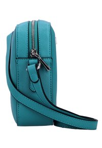 Tyrkysová crossbody taška s texturovaným povrchem, stříbrným zipem a nastavitelným popruhem, zobrazená z boku na bílém pozadí.