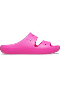 Rosa støpt plast sandaler med åpen tå, ventilasjons hull og teksturert såle for grep. Merkevarenlogoen er synlig på siden.