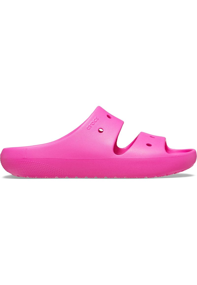 Rosa støpt plast sandaler med åpen tå, ventilasjons hull og teksturert såle for grep. Merkevarenlogoen er synlig på siden.