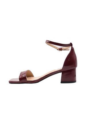 Sandalo in vernice bordeaux con tacco a blocco, cinturino alla caviglia con fibbia e design open toe.