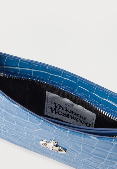 Μπλε τσάντα με φερμουάρ και υφή κροκοδείλου, με ασημένιο λογότυπο Vivienne Westwood σε σχήμα σφαίρας και εσωτερική επένδυση σε μαύρο χρώμα με ετικέτα σχεδιαστή.