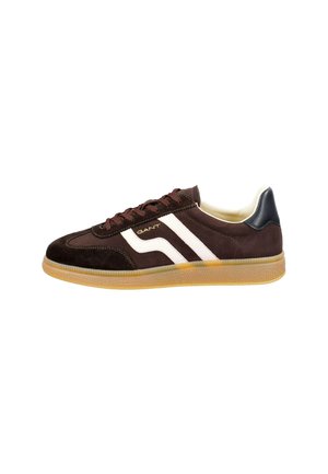 Brauner Wildleder-Sneaker mit weißen Seitenstreifen, Gummisohle, schwarzem Fersenpatch und GANT-Logo an der Seite, von der Außenseite gezeigt.