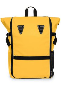 Mochila amarilla de tipo roll-top con acentos negros, que cuenta con un bolsillo lateral con cremallera, correas ajustables y herrajes de plástico para un cierre seguro.