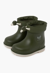 Botas de lluvia de goma verdes con punta redondeada, suela de goma blanca y un puño ajustado que cuenta con un cordón y un acento decorativo.