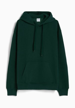 Sweat à capuche vert foncé avec poche avant et cordon de serrage sur fond blanc uni, étiquette portant la marque Bershka.