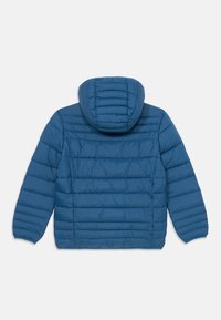 Μπλέ φουσκωτό μπουφάν με κουκούλα, με ραμμένα πάνελ για μόνωση και ομαλή υφή. Σχεδιασμένο με μακριά μανίκια και χωρίς ραφές στην πλάτη.