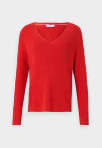 Pull rouge en maille avec un col en V plongeant, manches longues, texture côtelée, et un petit logo sur la poitrine.