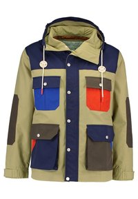 Khaki płaszcz z kapturem, z panelami w kolorach niebieskim, czerwonym i ciemnozielonym, wieloma przednimi kieszeniami oraz zapięciem na zatrzaski.