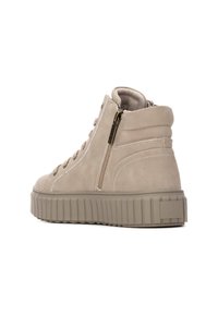 Zapatillas altas de ante beige con una suela de goma texturizada y estriada, cordones frontales y detalle de cremallera lateral para facilitar su uso.