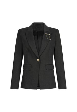 Blazer nero sartoriale con chiusura a un bottone, due tasche frontali e spilla decorativa in oro con perle. Texture liscia e vestibilità strutturata.