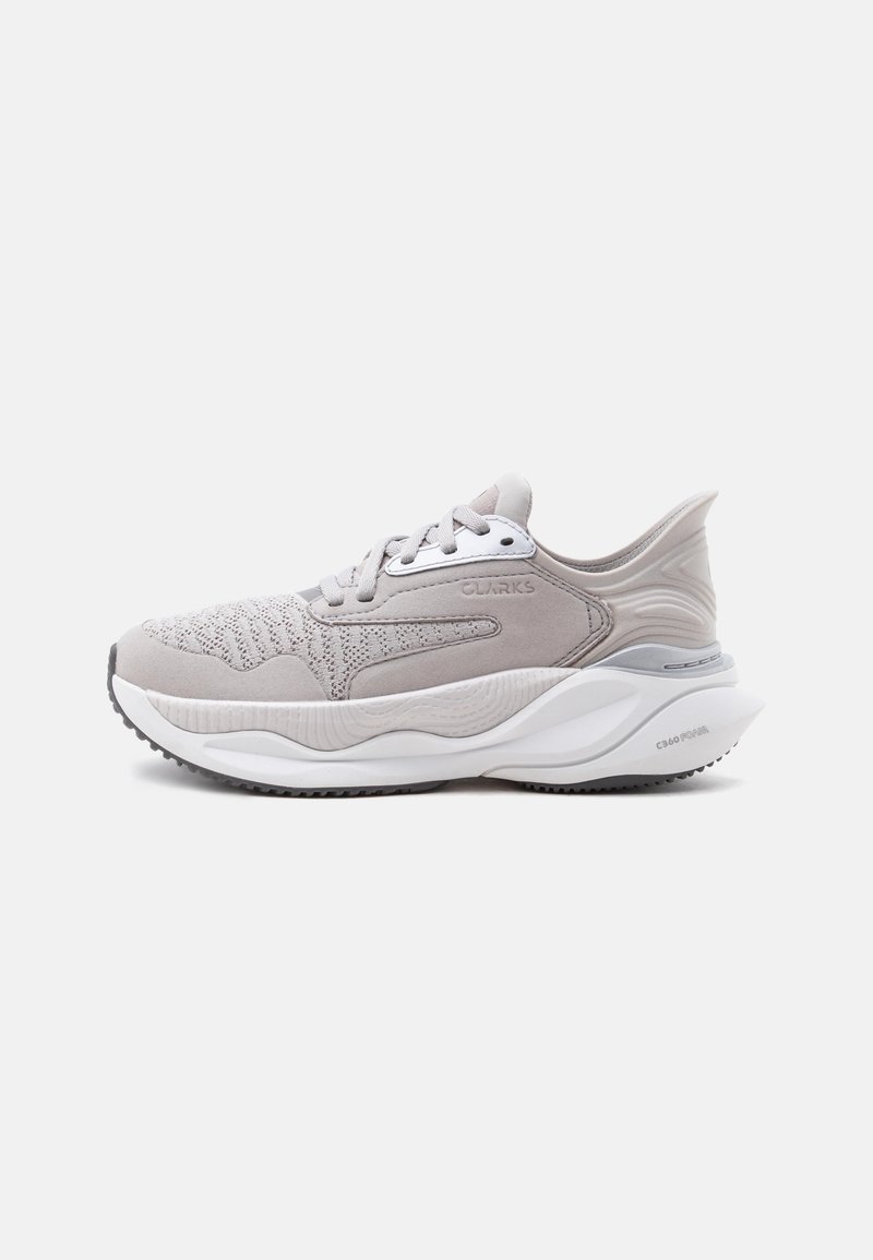 Baskets sport gris clair avec tissu en maille et dessus en daim, semelle blanche épaisse et languette au talon, vues de côté.