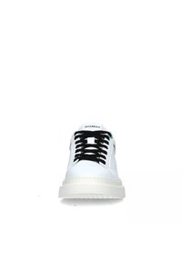 Sneaker bianche con lacci neri, con una superficie in pelle liscia, punta rotonda e una suola in gomma morbida. Logo posizionato sulla linguetta.