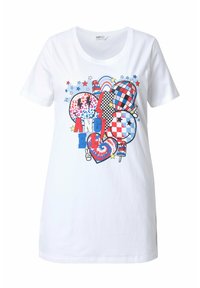 Hvid bomulds t-shirt med farverigt grafisk design med hjerter, stjerner og pop art-motiver i rød, blå og sort. Korte ærmer, rund hals.