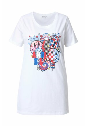 Biała bawełniana koszulka z kolorowym nadrukiem przedstawiającym serca, gwiazdy i motywy pop-art w kolorach czerwonym, niebieskim i czarnym. Krótkie rękawy, okrągły dekolt.