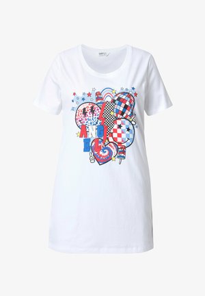 Camiseta blanca de algodón con un diseño gráfico colorido que incluye corazones, estrellas y motivos de arte pop en rojo, azul y negro. Mangas cortas, cuello redondo.