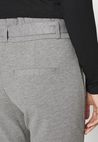 Vero Moda Petite VMEVA PAPERBAG - Calças - medium grey melange