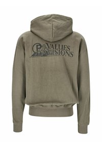 Olivgrön croppad hoodie med dragsko i huvan. På baksidan finns svart text "VALUES VISIONS" och en bergsgrafik. Mjukt, texturerat tyg.