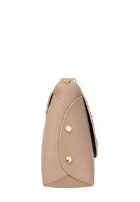 Borsa a mano in pelle beige con una forma strutturata, caratterizzata da hardware dorato e un design con patta ripiegata. Esterno testurizzato con dettagli a bottone.