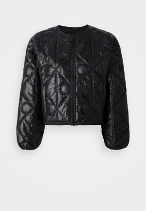 Svart, kort, quiltet jakke med rund hals, glidelås foran, lange ballongermer og geometrisk søm mønster.
