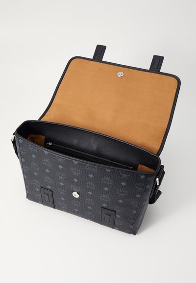 Borsa messenger nera in pelle con superficie testurizzata, interno in suede beige, dotata di chiusura a scatto e motivo logo impresso. Include una tracolla regolabile.