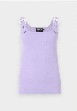 Lavendelfarget ribbet singlet med brede stropper med hvite dekorative spenner, firkantet halslinning og Versace Jeans Couture-merke.
