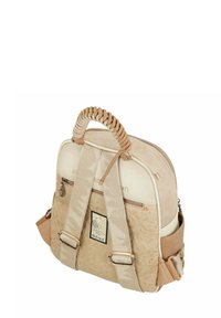 Sac à dos beige avec un motif floral texturé, une poignée supérieure tressée, des bretelles ajustables et un compartiment zippé. Comprend un patch logo.