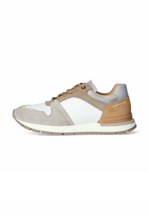 Sneakers caratterizzati da una combinazione di materiali in suede bianco, beige chiaro e tan, oltre a mesh. Punta tonda, chiusura con lacci e suola in gomma texture.