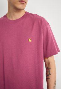 Carhartt WIP CHASE - Basic T-shirt - dusty fuchsia/gold