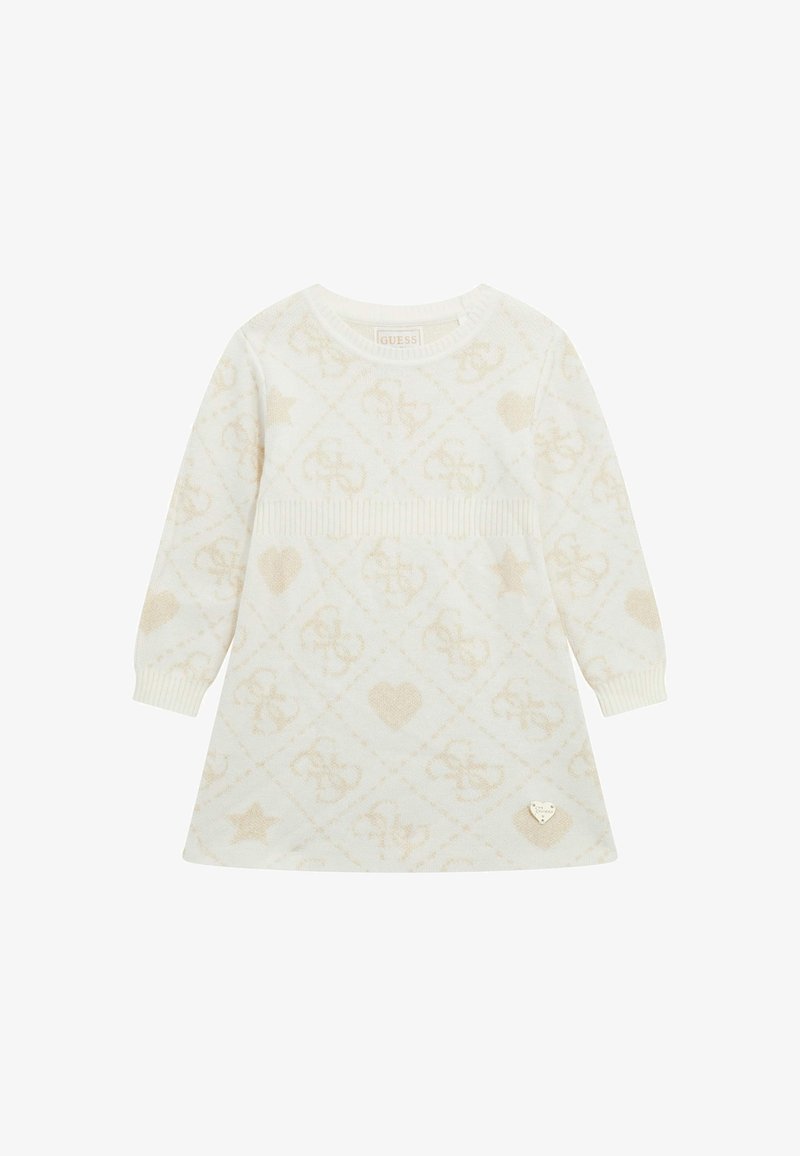 Robe longue en maille crème à manches longues avec motifs discrets beige en forme de cœur, étoile et logo, détail côtelé à la taille et petite étiquette métallique en forme de cœur près de l'ourlet.