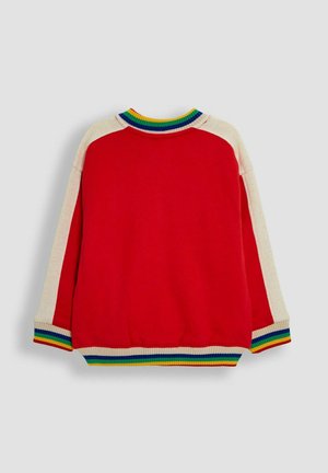 Rode sweatshirt met crèmekleurige mouwen, geribbelde kraag en meerkleurige gestreepte accenten op de kraag en onderkant. Zachte textuur, casual pasvorm.