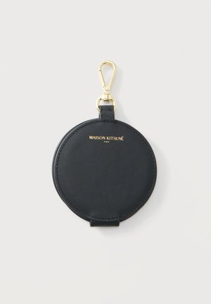 Monedero redondo de cuero negro con clip dorado y "Maison Kitsuné Paris" impreso en dorado en el frente sobre fondo blanco.