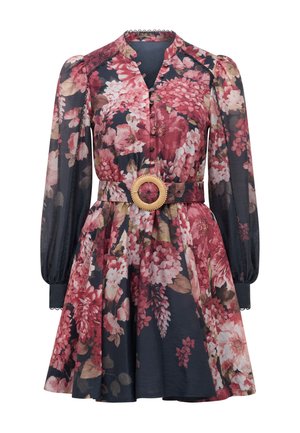 Sukienka w ciemny kwiatowy wzór z długimi przezroczystymi rękawami, z przodu guziki, okrągły dekolt oraz pasującym paskiem z dużą okrągłą klamrą.
