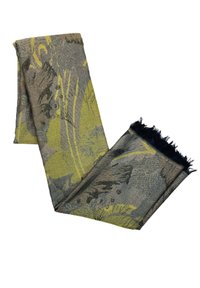 Écharpe verte et grise à motif avec des franges, présentant des motifs floraux et un tissu texturé. Mesure environ 180 cm sur 70 cm.