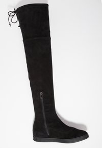 Botte noire montant au-dessus du genou en daim avec une fermeture éclair latérale et une semelle plate. Texture lisse et design minimaliste.