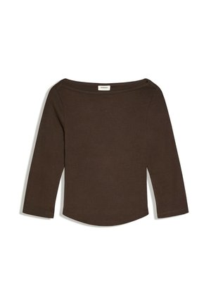 Top marron foncé à manches longues, coupe slim, avec un col bateau, un ourlet légèrement arrondi et une petite étiquette de marque à l'intérieur du col.