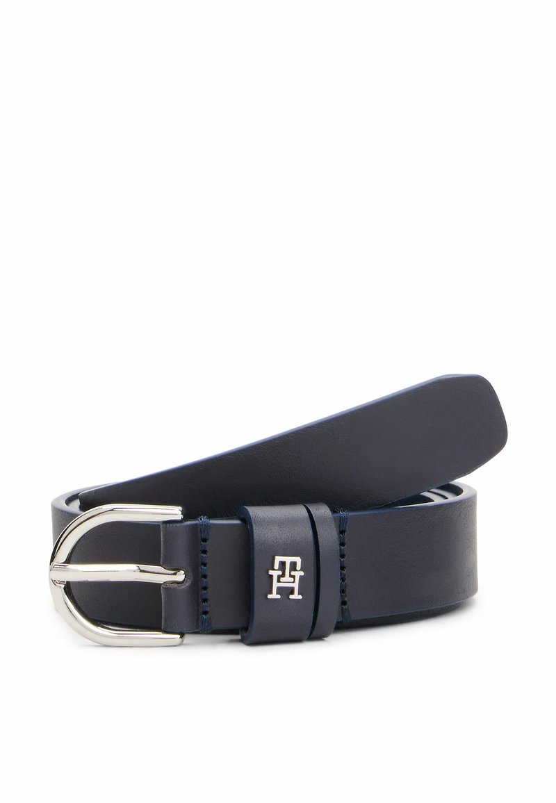 Ceinture en cuir bleu marine avec une boucle en métal argenté, présentant un petit logo en accent et une texture lisse et propre. Design classique et polyvalent.