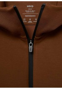 Felpa marrone con zipper nero, dotata di cappuccio, texture liscia e etichetta con la dicitura "MNG", insieme a caratteristiche di prestazione.