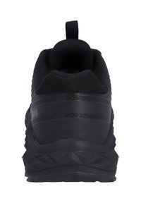 Schwarzer Sportschuh mit strukturiertem Stoff-Obermaterial, geometrischem Muster auf der Sohle, Gummiapplikationen und einer Zuglasche an der Ferse.