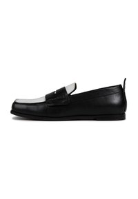 Mocasines de cuero negro con un acabado suave, diseño sin cordones, acento blanco contrastante en la punta y suela de goma de perfil bajo.