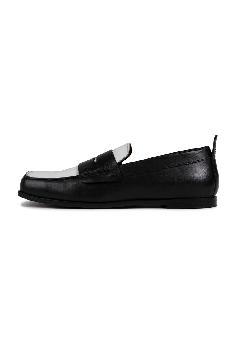 Mocasines de cuero negro con un acabado suave, diseño sin cordones, acento blanco contrastante en la punta y suela de goma de perfil bajo.
