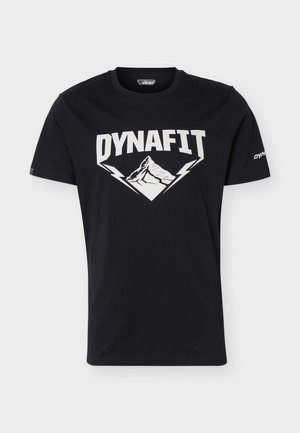 T-shirt noir à manches courtes avec le texte blanc « DYNAFIT » au-dessus d'un graphisme de montagne et des accents d'éclair sur le devant et la manche.