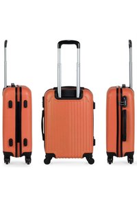 Maleta de concha dura en color naranja con textura estriada, cremalleras y acentos negros, mango retráctil y cuatro ruedas giratorias para mayor movilidad.